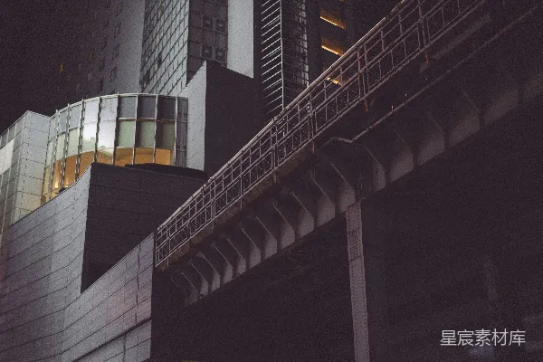 两座高耸的建筑物相邻