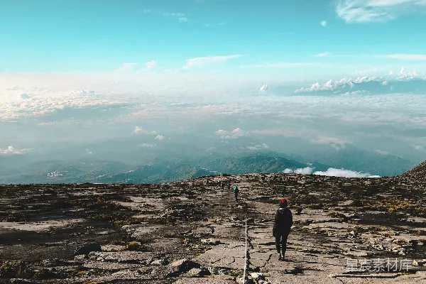 一个男人站在岩石山峰的顶端