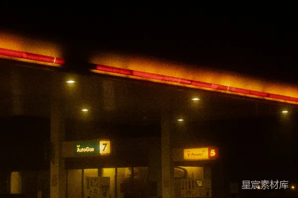 夜间加油站