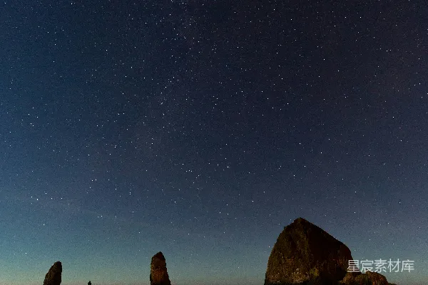 海岸岩石近景下的星空