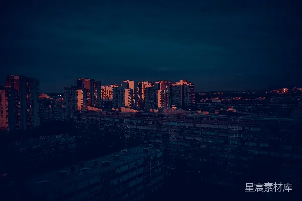 夕阳照射下建筑物亮了起来。