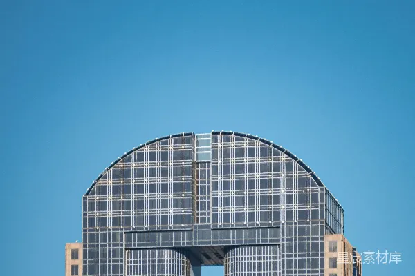 白天白黑相间混凝土建筑下的蓝天