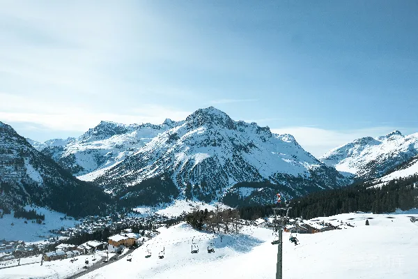 背景中有座山的滑雪坡