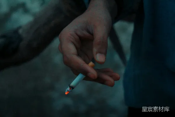 手握香烟的人