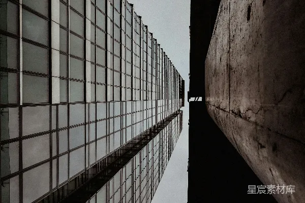 紧挨着水面的一栋高大建筑物