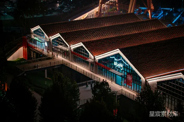 夜晚现代建筑顶部灯火辉煌