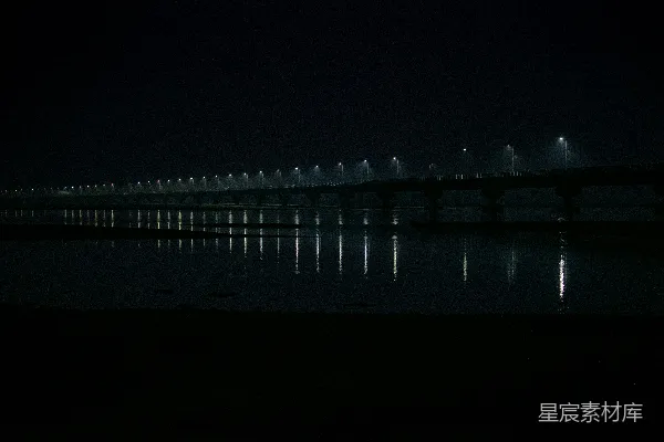 夜晚桥灯光映照在水面。