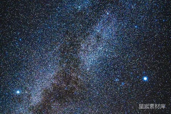 银河系中有许多星星和星云。