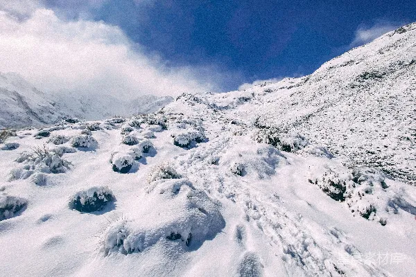 覆盖着白雪的山峰，天空背景。