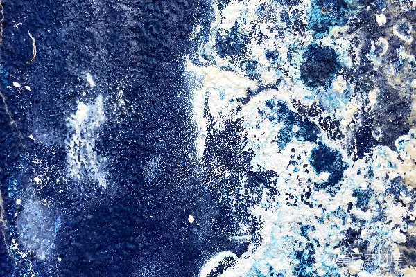 高清摄影 一幅蓝白相间的画作挂在建筑物的一侧。