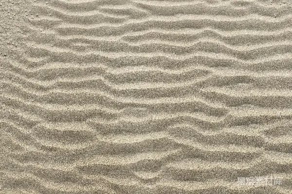 高清摄影 一个沙质海滩，上面有一个小波浪图案。