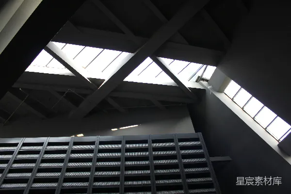 室内几何形屋顶和窗户。