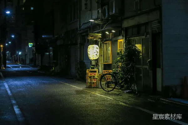 夜晚路边停放的一辆自行车