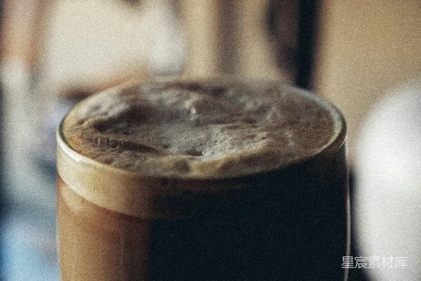 棕色液体在透明的杯子中