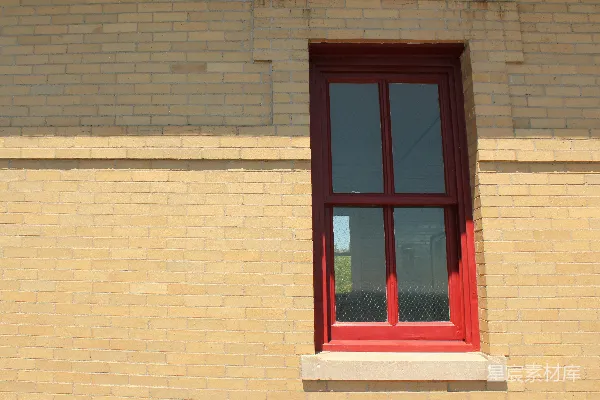 砖砌建筑的一扇窗户