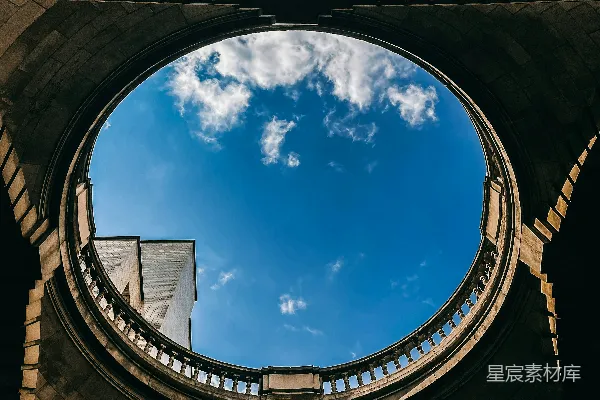 通过圆形窗户看的天空的一角