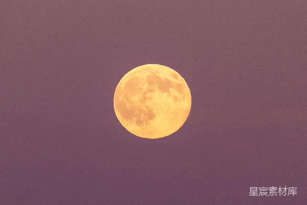 满月在暮色天空中闪耀。