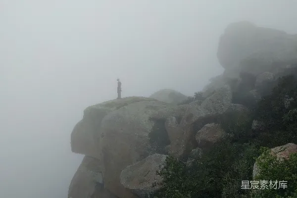 站在岩石形成的男子
