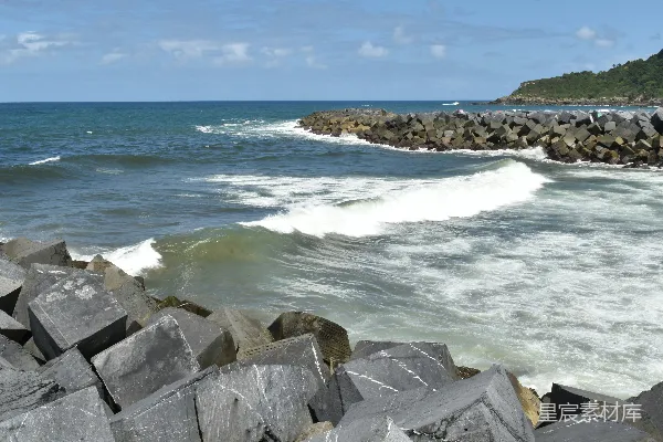 从岩石海岸眺望的大海景色
