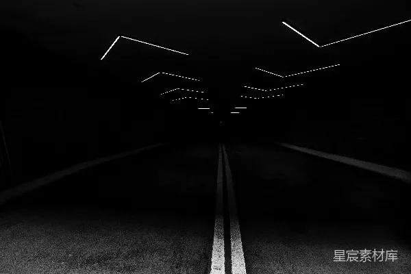 灰色混凝土顶道路