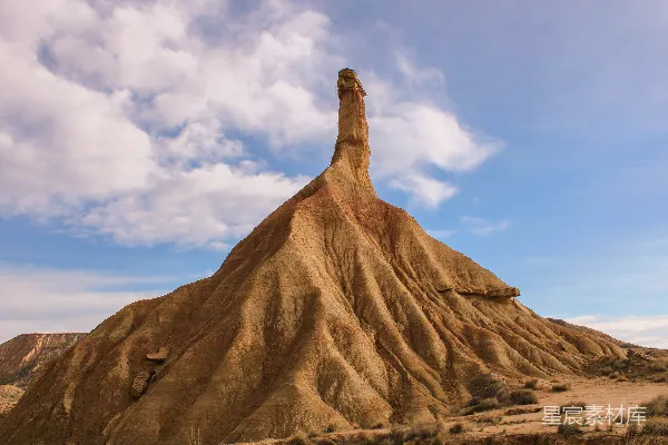 沙漠中一块巨大的岩 formation 结构