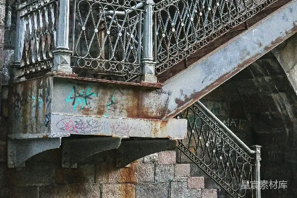 一栋有楼梯和涂鸦的旧砖建筑