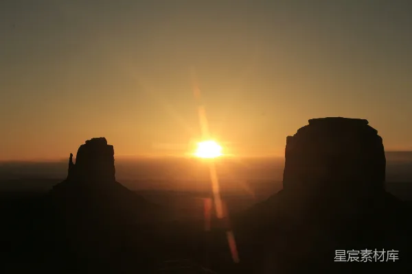 山峦之上夕阳西下
