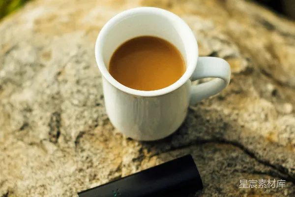 白瓷咖啡杯中的咖啡
