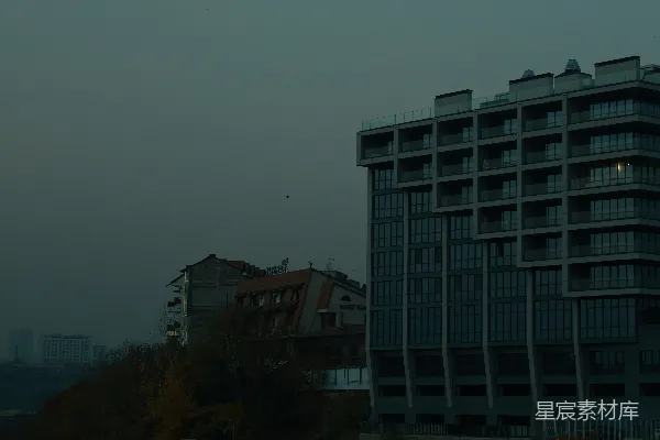 现代建筑矗立在暗淡的阴天天空中