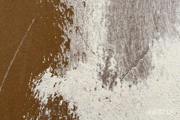 高清摄影 一个人在积雪覆盖的斜坡上滑雪。