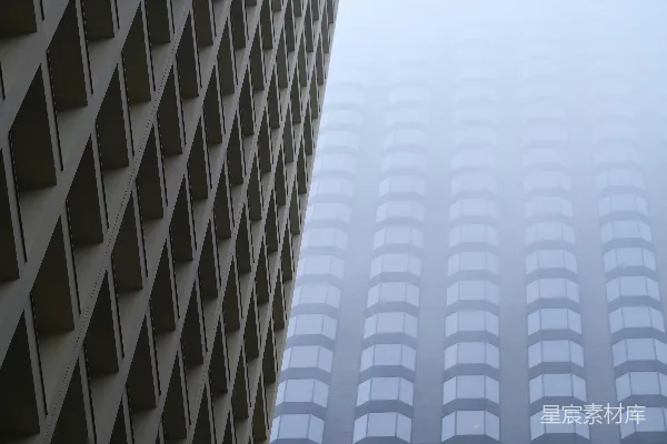 相邻两座非常高大的建筑