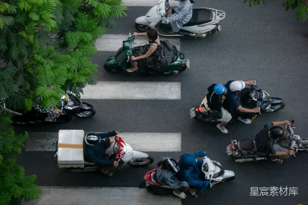 一群人在街道上骑摩托车
