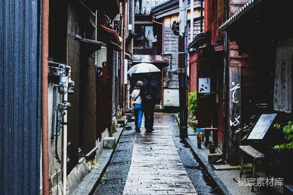男女撑着伞