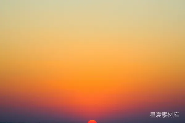 天边的水面正落下夕阳