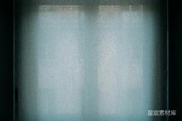一窗映着黑暗。