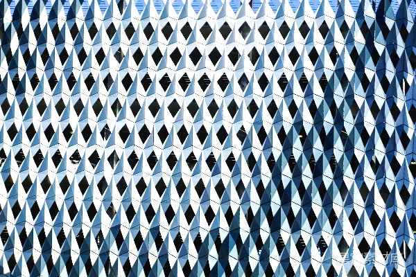 高清摄影 这是一张建筑物的特写照片，建筑物侧面有一个钟。