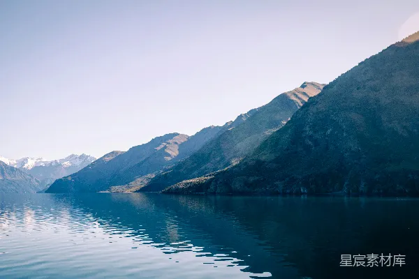背景中有山的水域