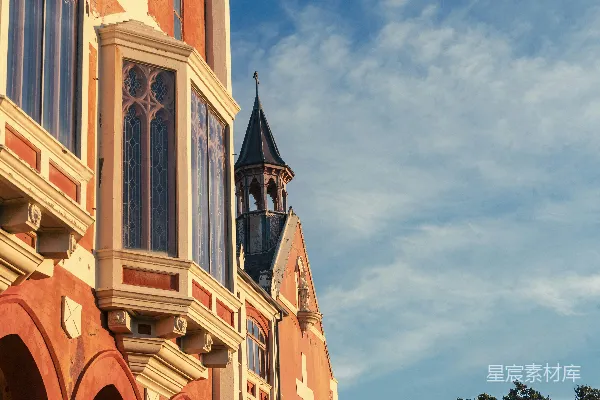 具有哥特式建筑细节的历史建筑 backdrop of a historic building with gothic architectural details against the sky