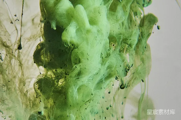一串绿色的水珠