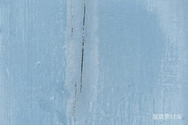 高清摄影 一个滑雪板手正在一个雪地上滑下山坡。