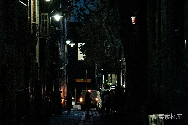 一条昏暗的小巷，灯光照耀。