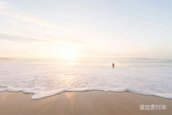 人在海边游泳，夕阳西下