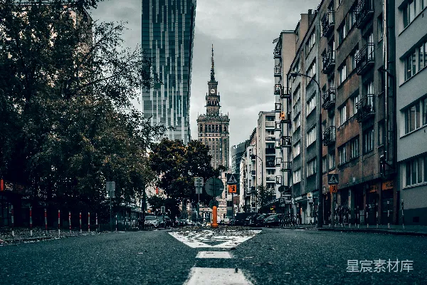 白天人们在靠近高楼建筑的步行道上行走