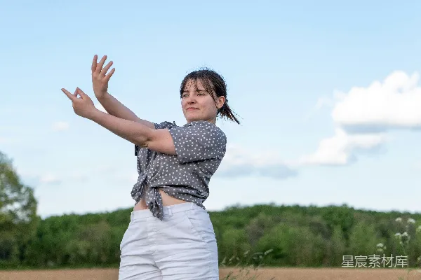 一个女人正在一个田野里掷飞盘。