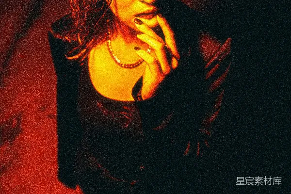 一位女性摆出一副忧郁而又神秘的姿势。