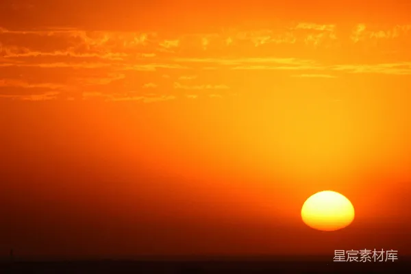 夕阳西下，映红了海天相连的边缘。