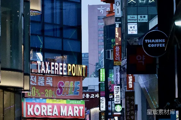 城市街道上充满了生动的标志和忙碌的人群。