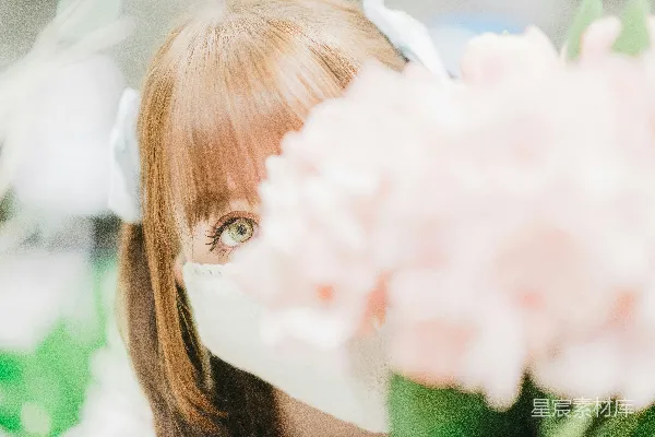 一个头发上戴着花的女孩