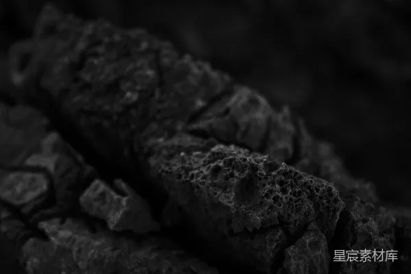 高清摄影 黑暗、纹理丰富的岩石表面，可见气孔。