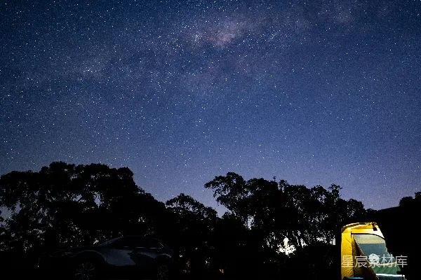 夜空繁星点点， foreground 有一辆汽车停放。